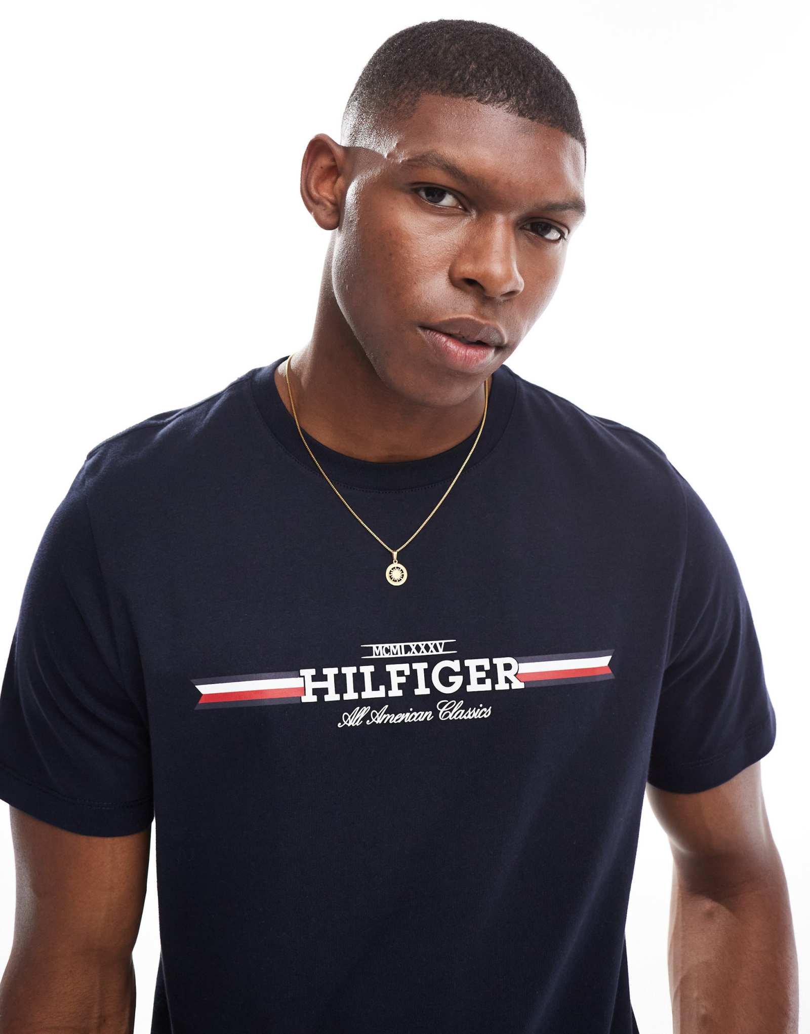 Темно-синяя футболка в полоску на груди от Tommy Hilfiger