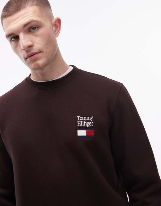 Tommy Hilfiger - Chokoladebrun sweatshirt med broderet flag og logo på brystet , 3 af 5