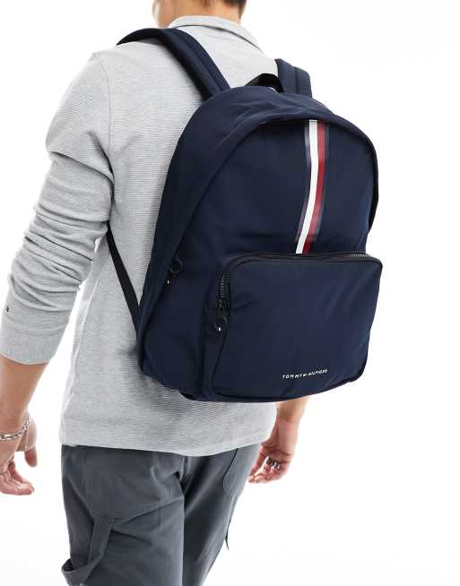 Tommy Hilfiger – Ciemnoniebieski plecak z ozdobnymi paskami