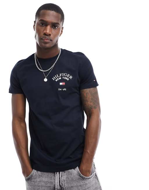 Tommy Hilfiger – College-T-Shirt in Schwarz mit gebogenem Logo