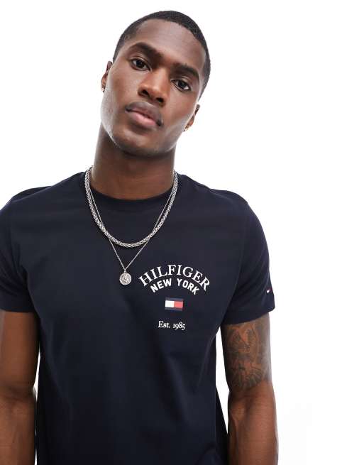 Tommy Hilfiger College T Shirt in Schwarz mit gebogenem Logo