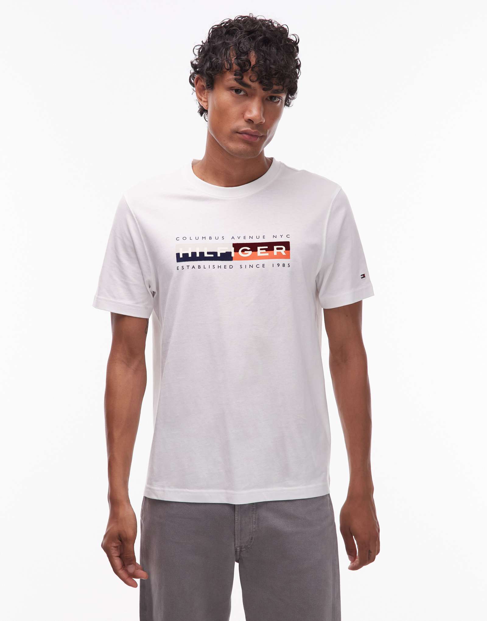 Футболка с графическим логотипом Tommy Hilfiger color block белого цвета