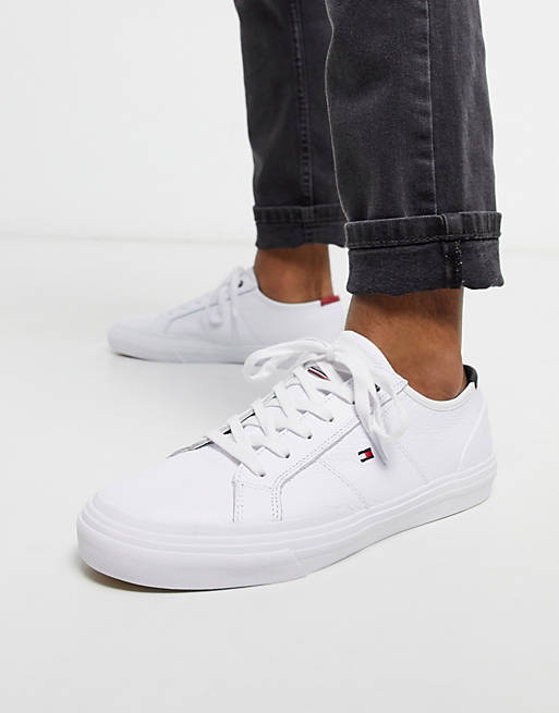 Contest tunnel ear Tommy Hilfiger - Core Corporate - Sneakers bianche con bandierina | ASOS