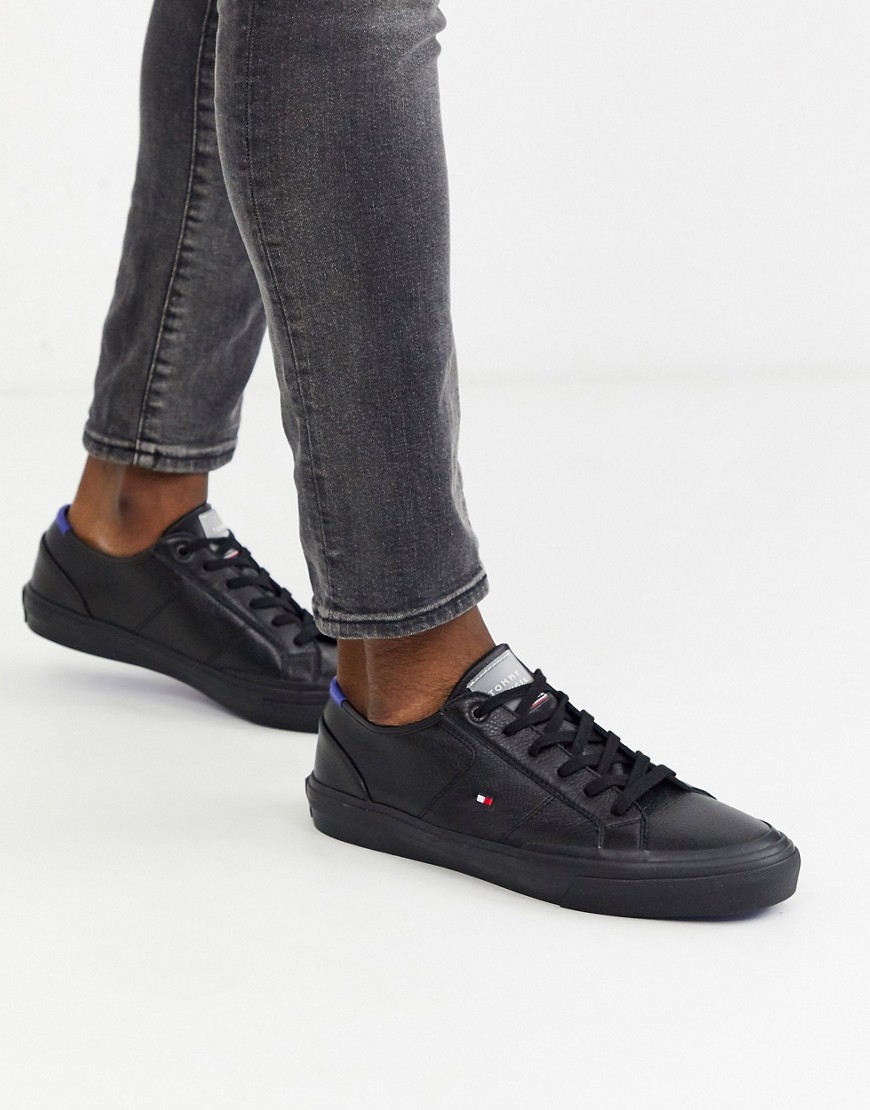 Tommy Hilfiger – Core Corporate – Svarta sneakers med flagglogga