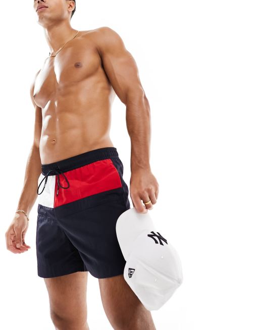 Tommy Hilfiger – Core – Mittellange Badeshorts in Marineblau mit Kordelzug und Flaggen-Design