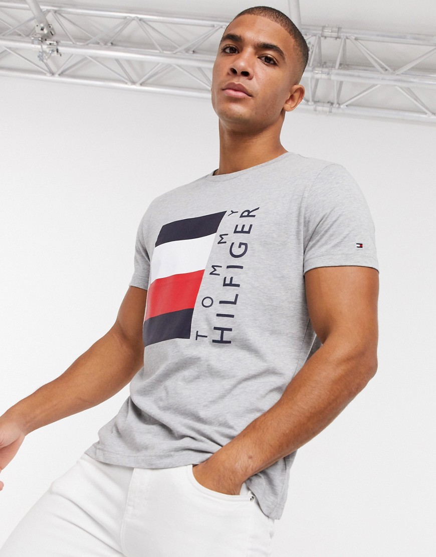 Tommy Hilfiger - Corp - Gestreept T-shirt met logo in kader in gemêleeerd grijs