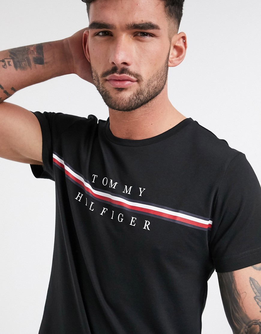 Tommy Hilfiger – Corp – Svart t-shirt med ränder och delad logga