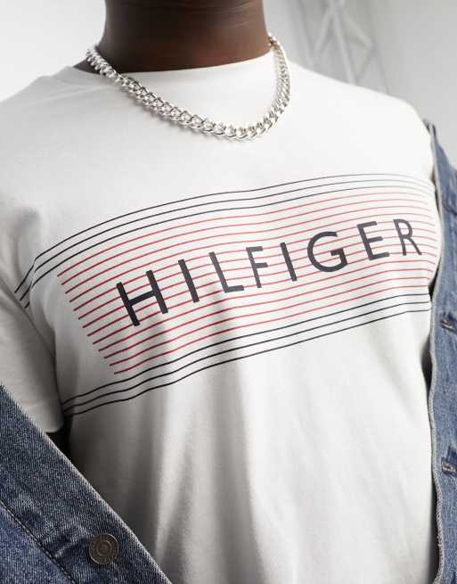 Tommy Hilfiger – Corp – T-Shirt in Weiß mit Streifen und Logo auf der Brust, 3 von 4
