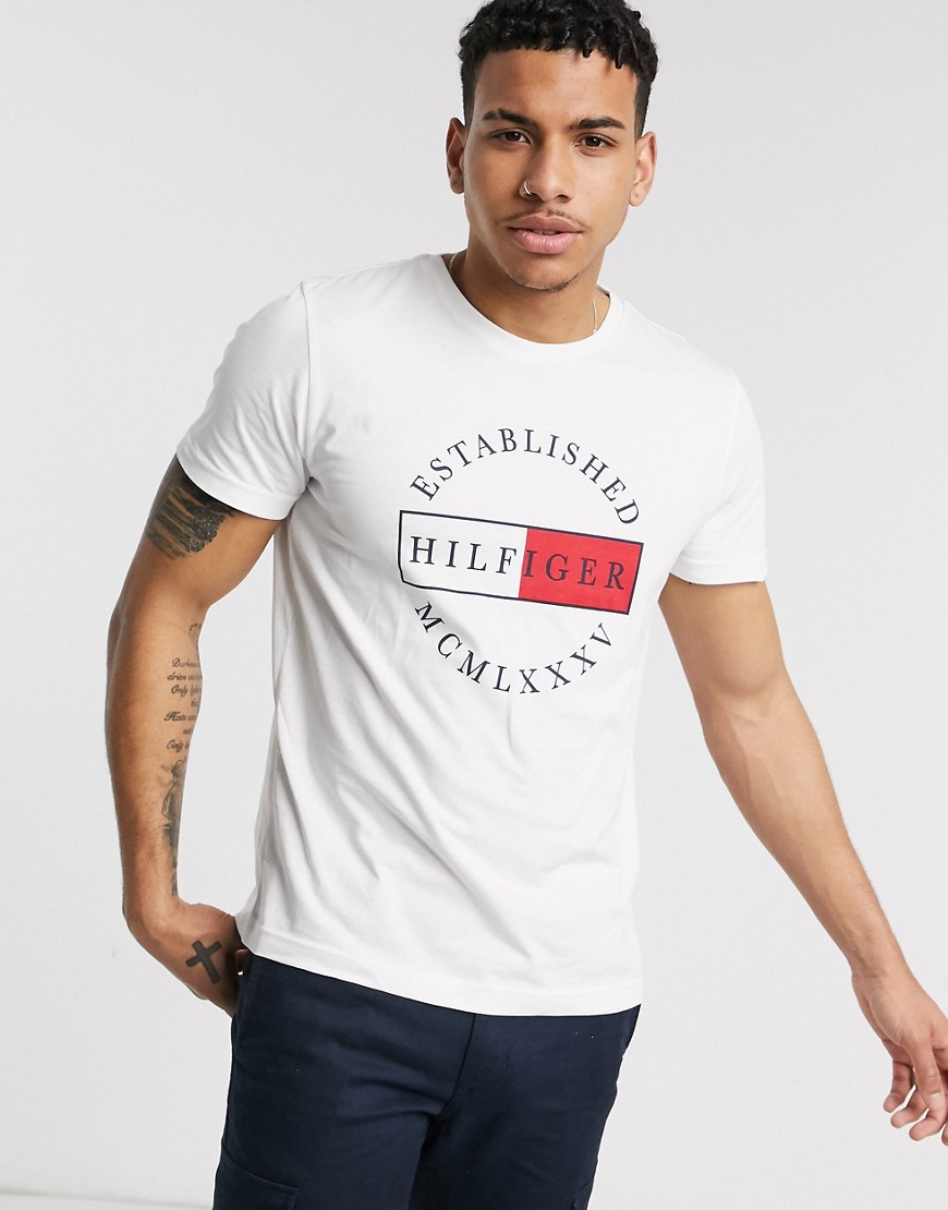 Tommy Hilfiger – Corp – Vit t-shirt med rund logga