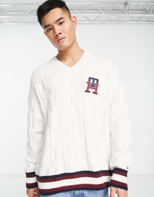 Tommy Hilfiger – Cricket-Pullover in Creme mit Zopfmuster und Monogramm-Logo