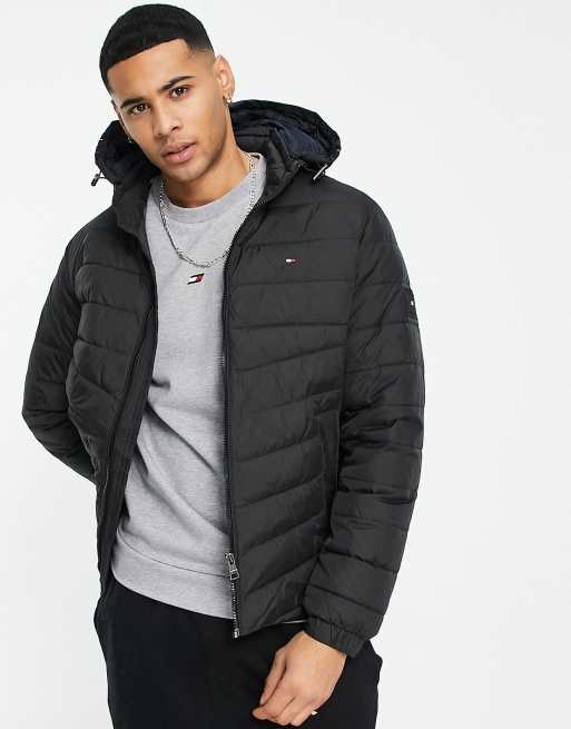 Tommy Hilfiger – Czarna kurtka ocieplana z kapturem i taśmą
