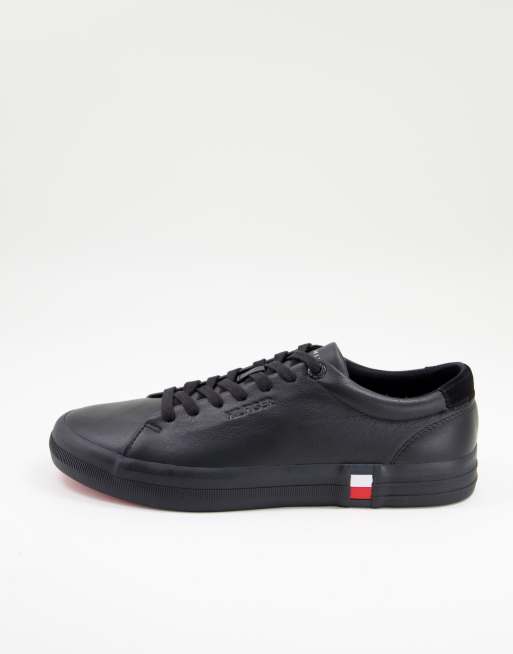 Tommy Hilfiger – Czarne buty sportowe ze skóry premium na wulkanizowanej podeszwie z małą flagą z boku