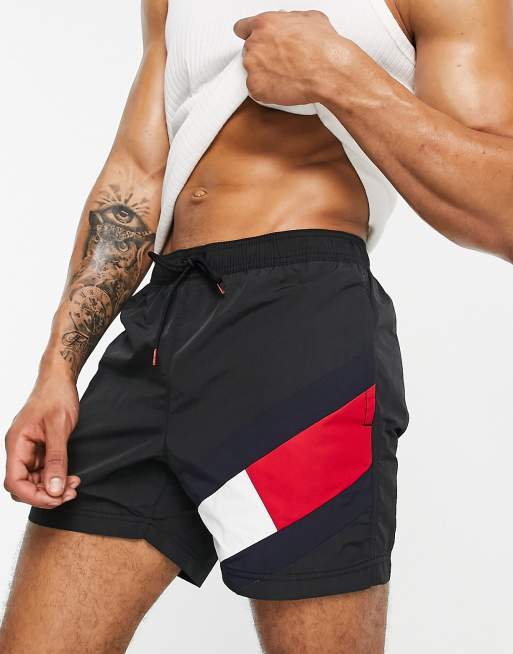 Tommy Hilfiger – Czarne szorty kąpielowe o średniej długości z logo na nogawce, 3 z 4