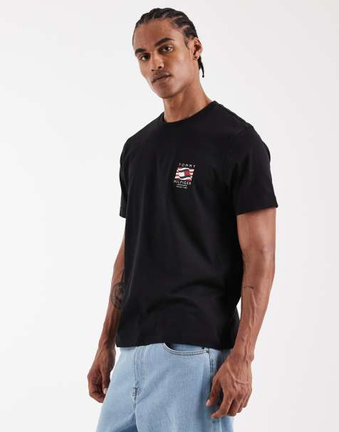 Tommy Hilfiger – Czarny T-shirt o regularnym kroju z grafiką logo z flagą na piersi - view 1