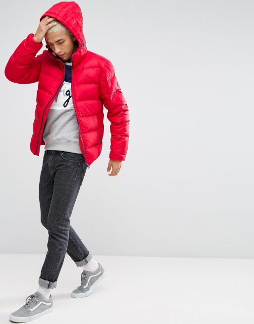 val Kwelling Normaal gesproken Tommy Hilfiger Denim – Rote Daunen-Steppjacke mit abnehmbarer Kapuze | ASOS