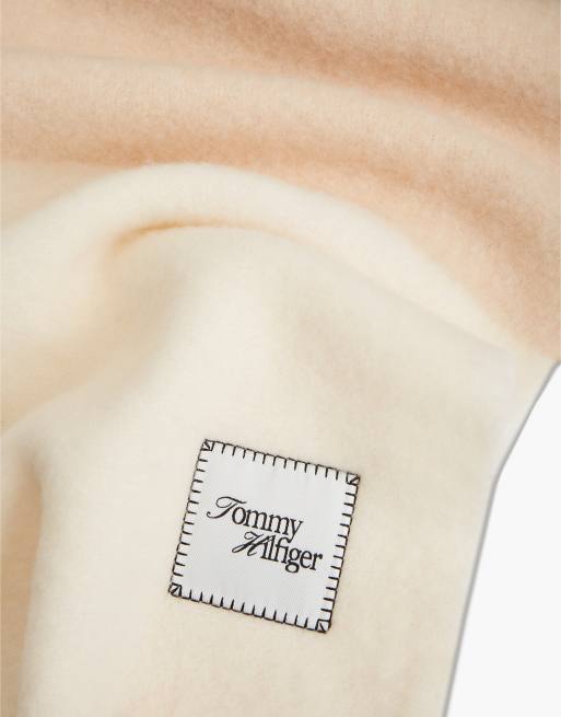 Tommy Hilfiger écharpe en mélange de laine avec broderie drapeau en tons neutres, 2 de 4