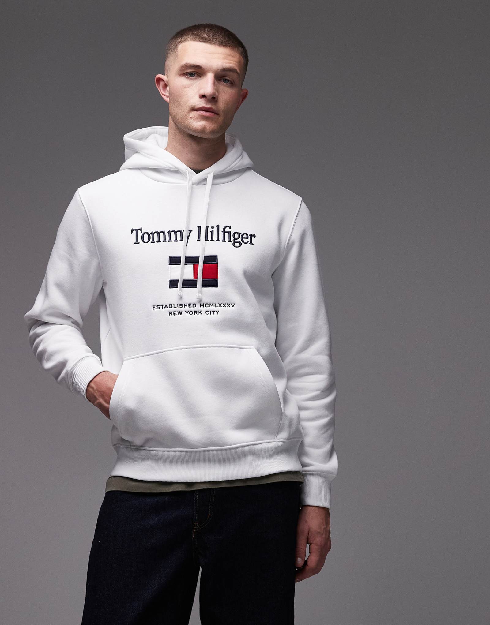 Толстовка с вышитым флагом Tommy Hilfiger с большим логотипом в центре белого цвета 