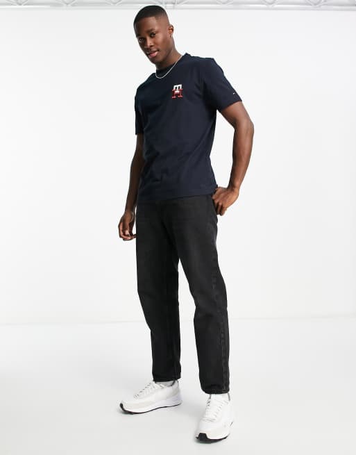 Tommy Hilfiger Essential – Granatowy T-shirt z monogramem z logo, 4 z 4
