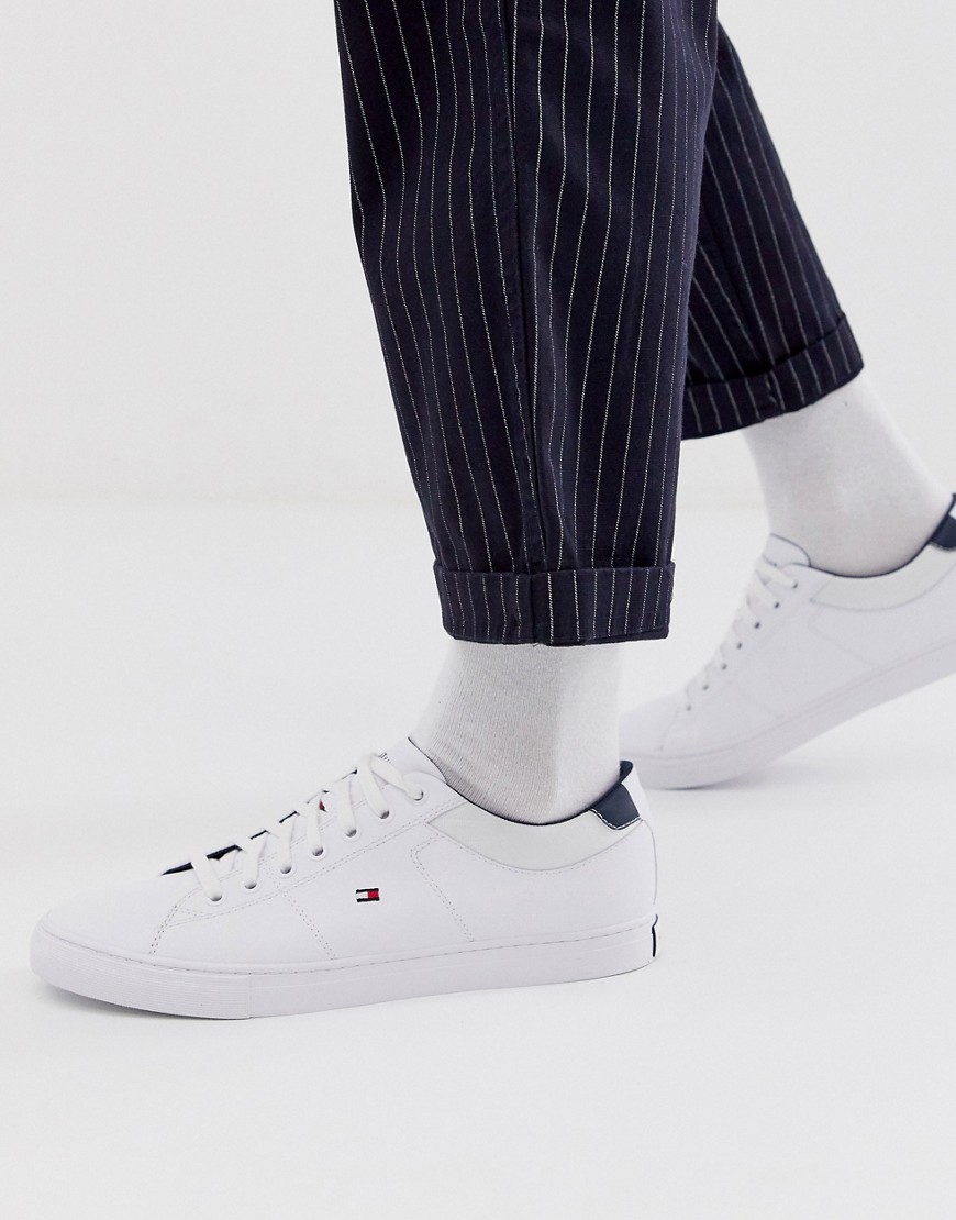 Tommy Hilfiger - Essential - Sneakers in pelle bianche con logo a bandiera-Bianco