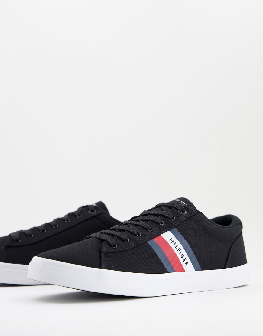 Tommy Hilfiger – Essential – Svarta sneakers med rand på sidan