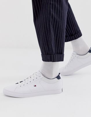 Tommy Hilfiger – Essential – Vita sneakers i läder med flagglogga