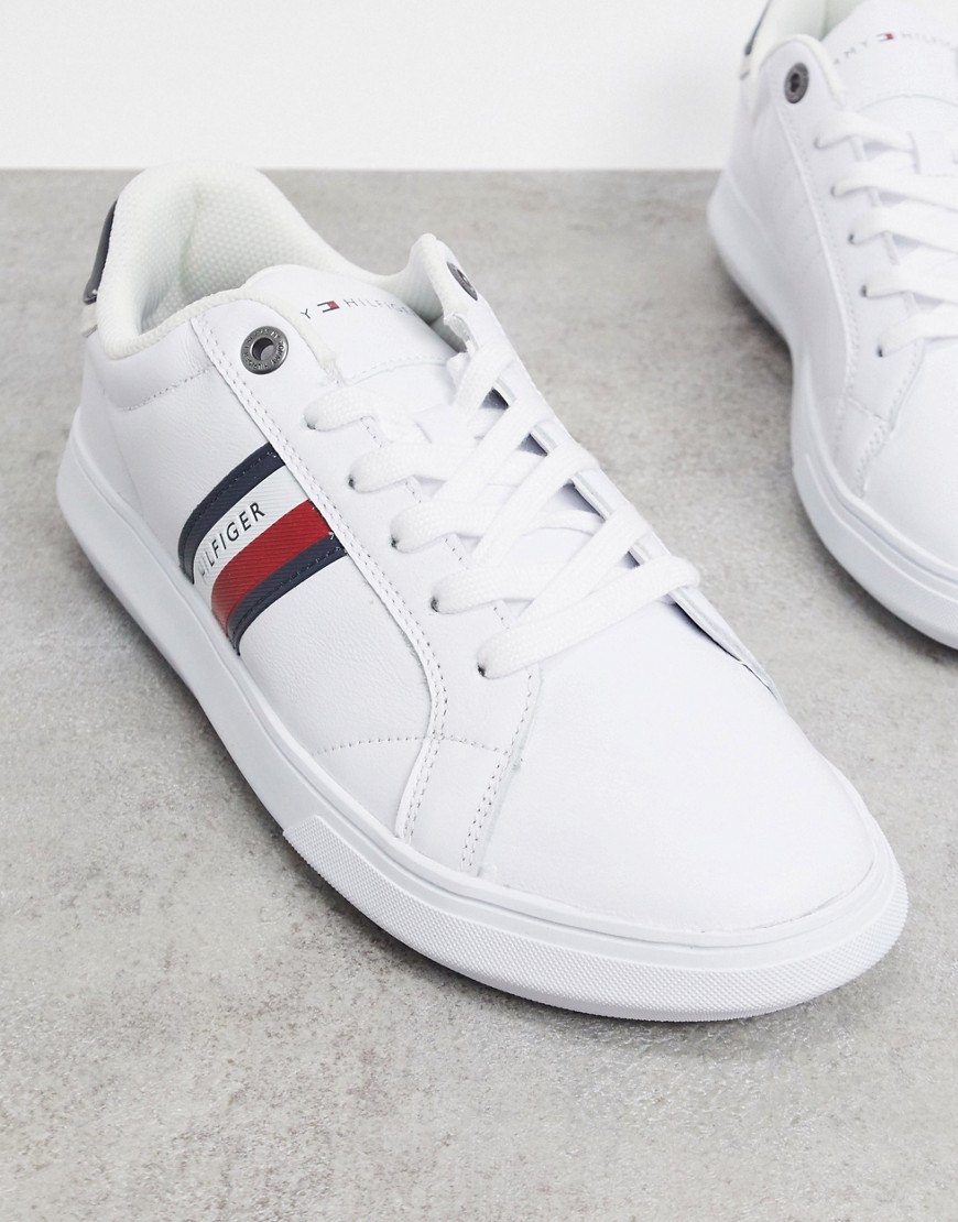 Tommy Hilfiger – Essential – Vita sneakers i läder med koppsula och flagglogga på sidan