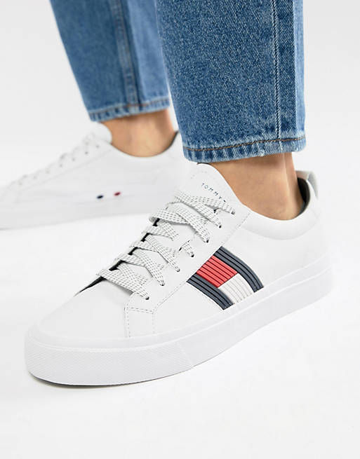 Trend Scatter Molester Tommy Hilfiger flag detail leather sneaker in white | ASOS
