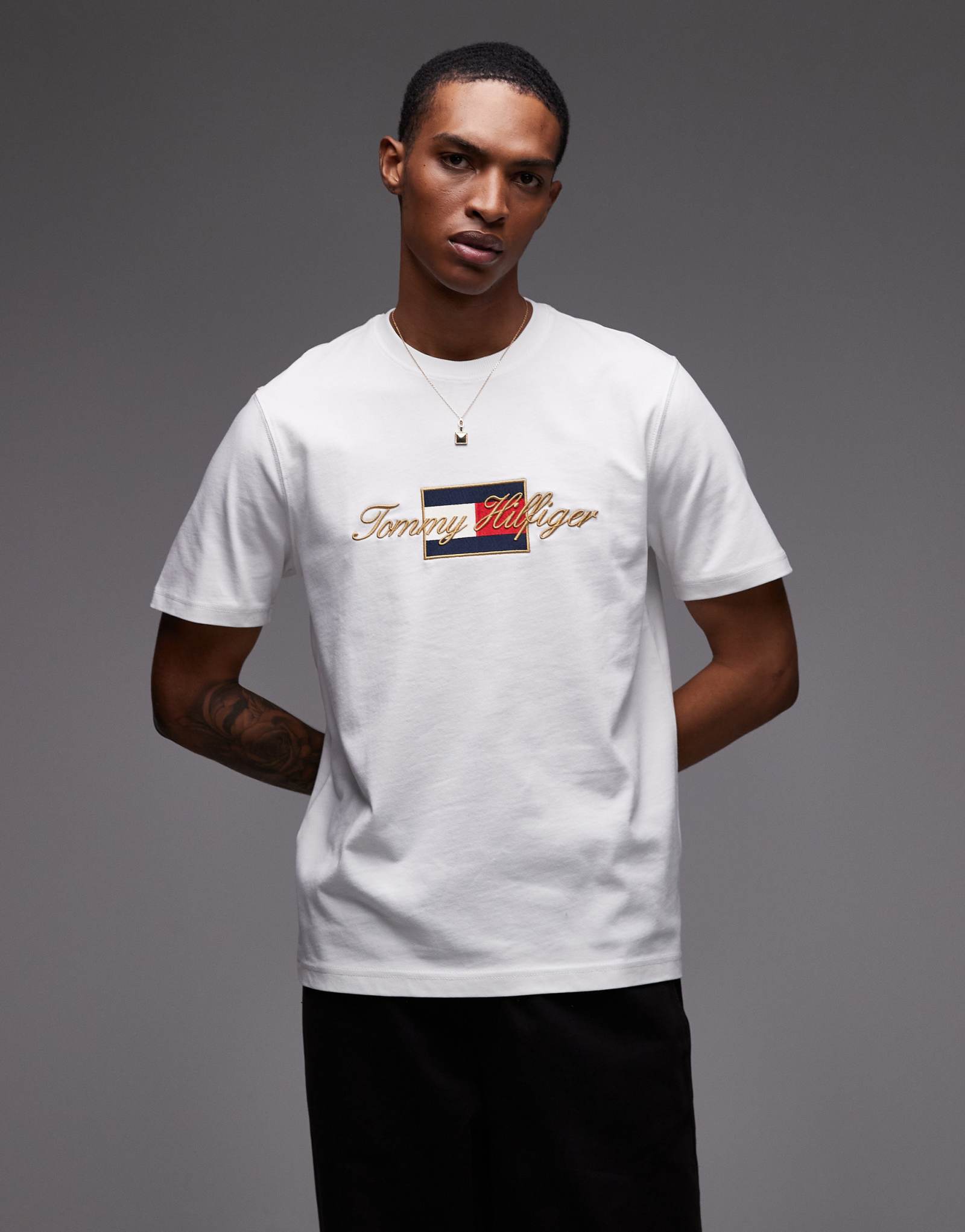 Футболка с изображением флага Tommy Hilfiger белого цвета с золотыми деталями