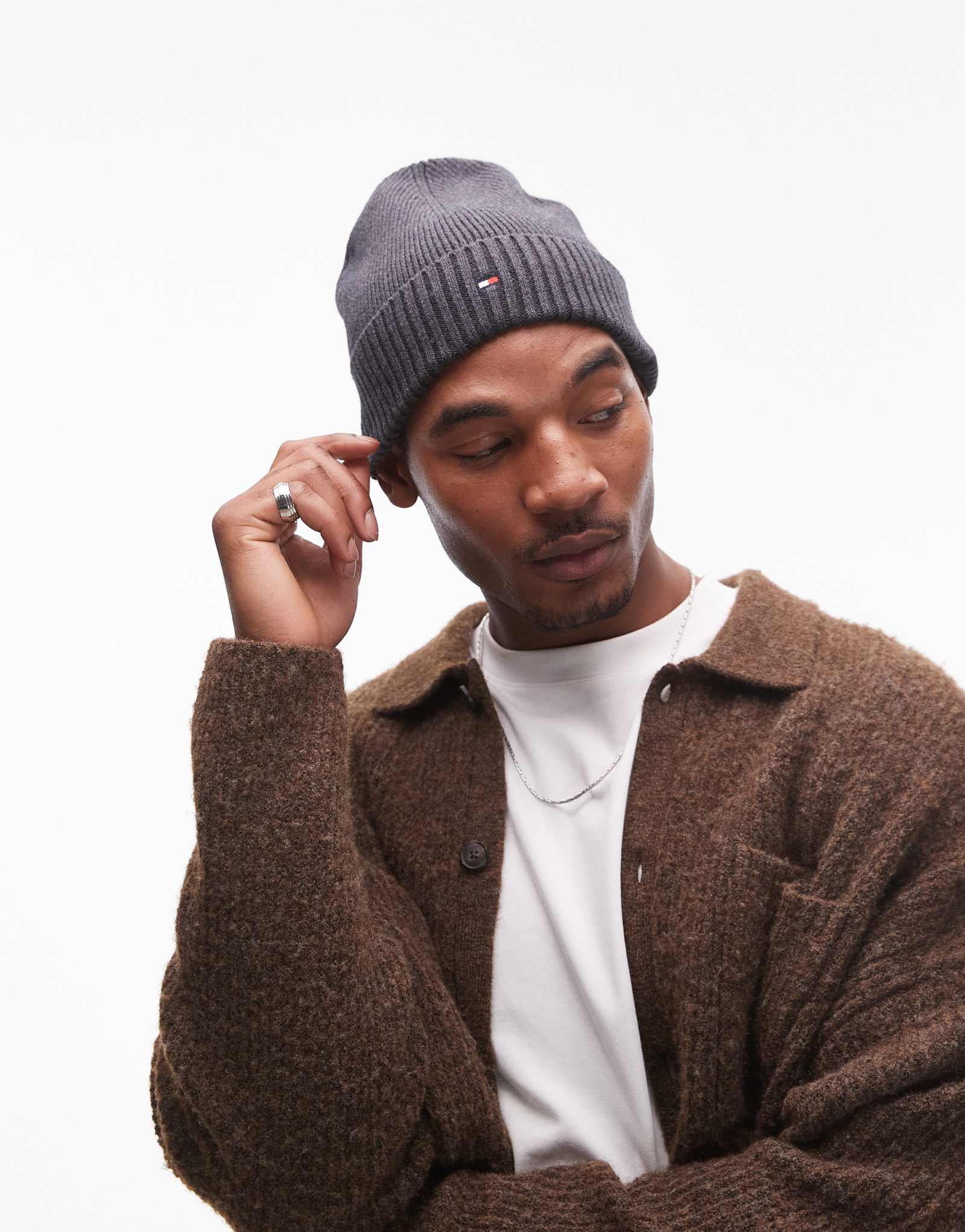 Шапочка в рубчик с флагом Tommy Hilfiger темно-серого цвета