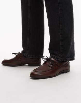 Tommy Hilfiger flexible boat shoe in brown