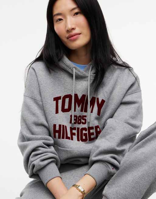 Tommy Hilfiger Flock Varsity-Logo Relaxed-Fleece-Hoodie in mittelgrau meliert, 3 von 6