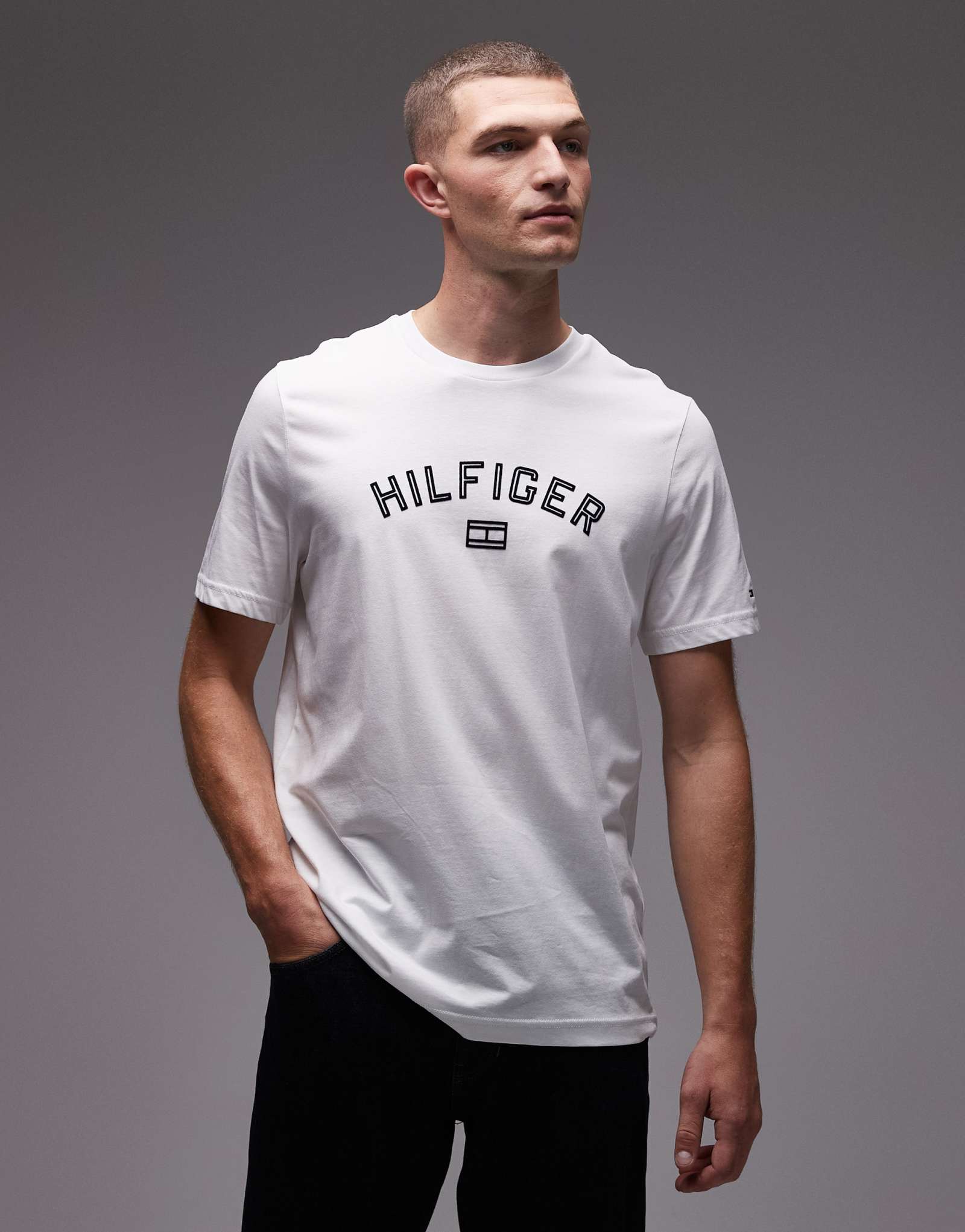 Белая футболка с флокированным логотипом Tommy Hilfiger