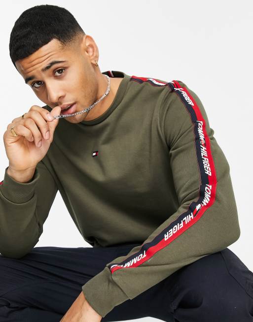 Tommy Hilfiger – Funktions-Sweatshirt in Khaki mit Logostreifen