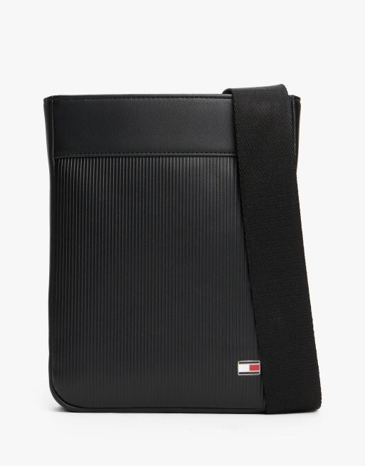 Tommy Hilfiger – Gerippte Umhängetasche in Schwarz mit Hilfiger-Flaggenlogo