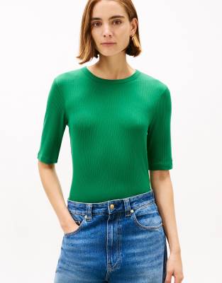 Tommy Hilfiger - Geripptes, schmal geschnittenes T-Shirt in Grün mit halblangen Ärmeln