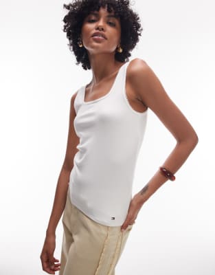 Tommy Hilfiger – Geripptes Tanktop in weiß mit eckigem Ausschnitt und schmalem Schnitt - view 1