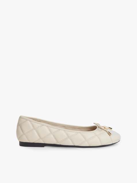 Tommy Hilfiger – Gesteppte Ballerinas aus Leder in Beige mit Logo-Anhänger - view 1