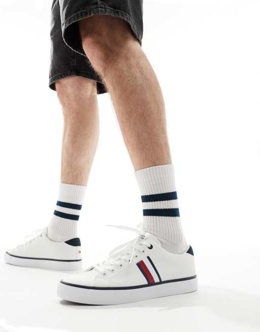 Tommy Hilfiger – Gestreifte Netzstoff-Sneaker in Weiß