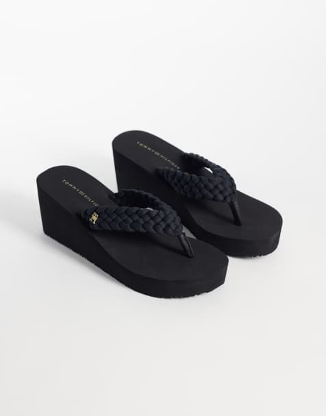 Tommy Hilfiger - Gevlochten teenslippers met sleehak in zwart - view 1