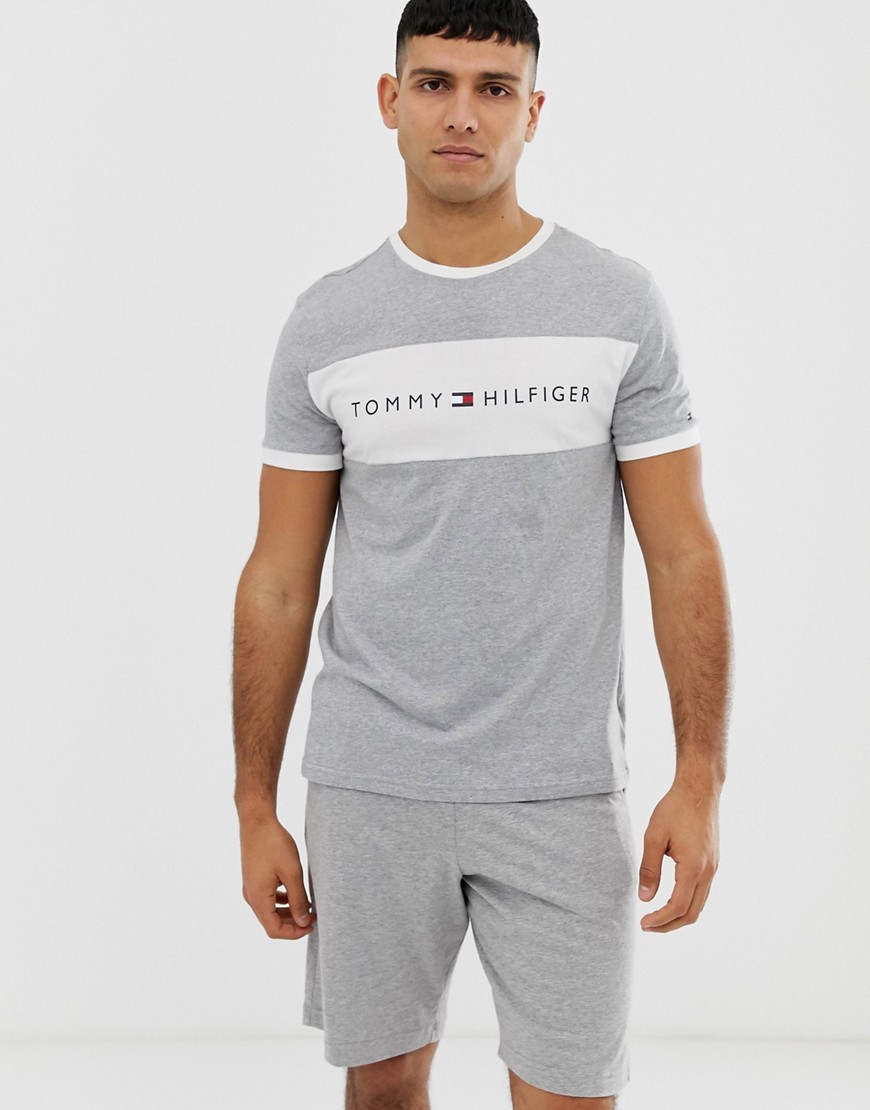 Tommy Hilfiger – Grå mys-t-shirt med rund halsringning och kontrasterande logotyppanel på bröstet