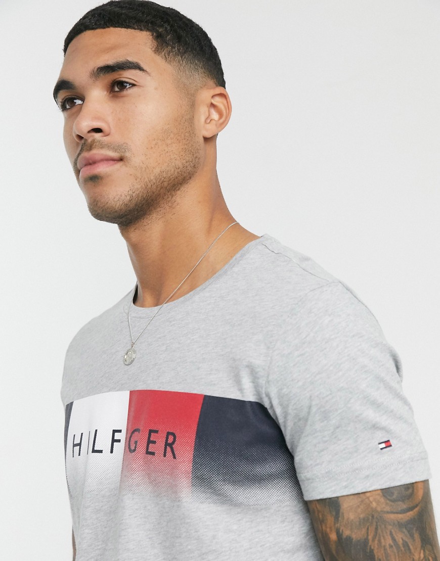 Tommy Hilfiger – Grå t-shirt med blekt logga på bröstet