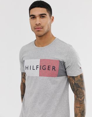 Tommy Hilfiger – Gråmelerad t-shirt med stor flagglogga