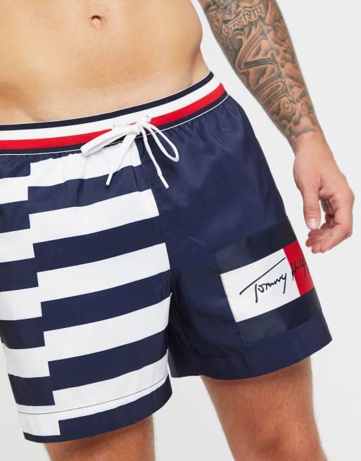 Tommy Hilfiger – Granatowe szorty kąpielowe z logo i wzorem w paski na jednej nogawce