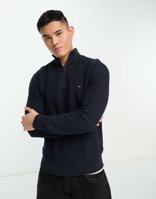 Tommy Hilfiger – Granatowy sweter z logo i zamkiem pod szyją