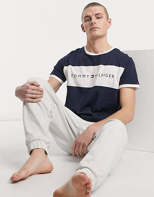 Tommy Hilfiger – Granatowy T-shirt domowy z okrągłym dekoltem oraz kontrastową wstawką i logo na klatce piersiowej