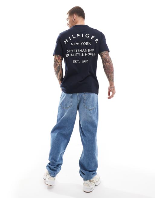Tommy Hilfiger – Granatowy T-shirt z nadrukiem na plecach