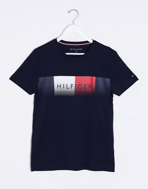 Tommy Hilfiger – Granatowy t-shirt z wyblakłym logo na klatce piersiowej CPEA