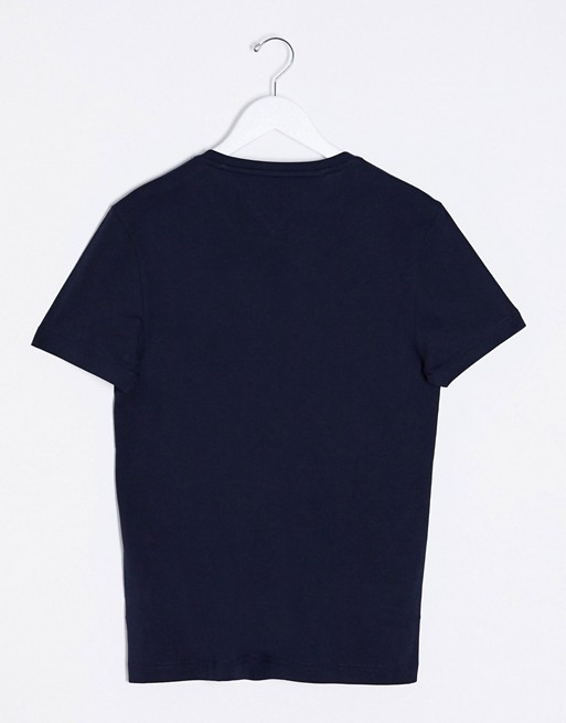 Tommy Hilfiger – Granatowy t-shirt z wyblakłym logo na klatce piersiowej CPEA