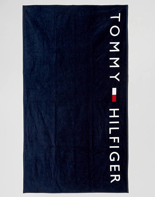Tommy Hilfiger – Handtuch mit Logo in Marineblau | ASOS