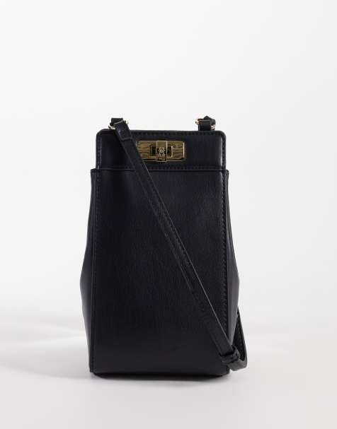 Tommy Hilfiger – Handytasche in Schwarz mit langem Riemen - view 1